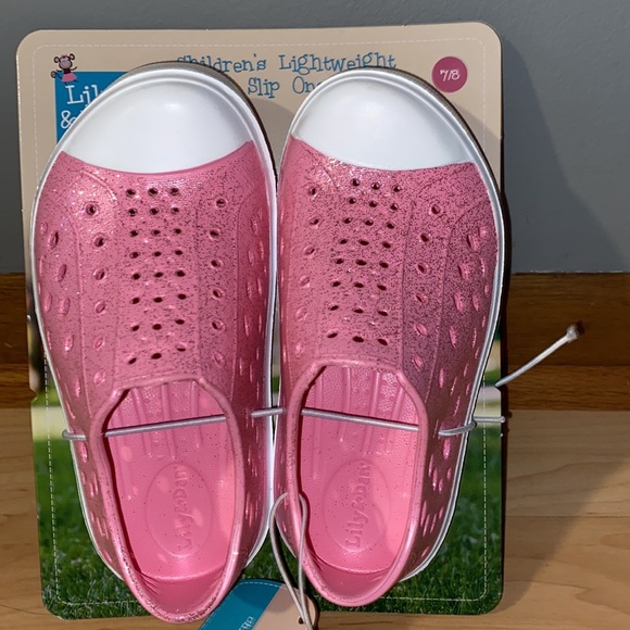 BRAND NEW  GIRLS LIGHT WEIGHT SLIP ONS SIZE 7/8! NWT. SMOKE FREE HOME - Picture 2 of 3